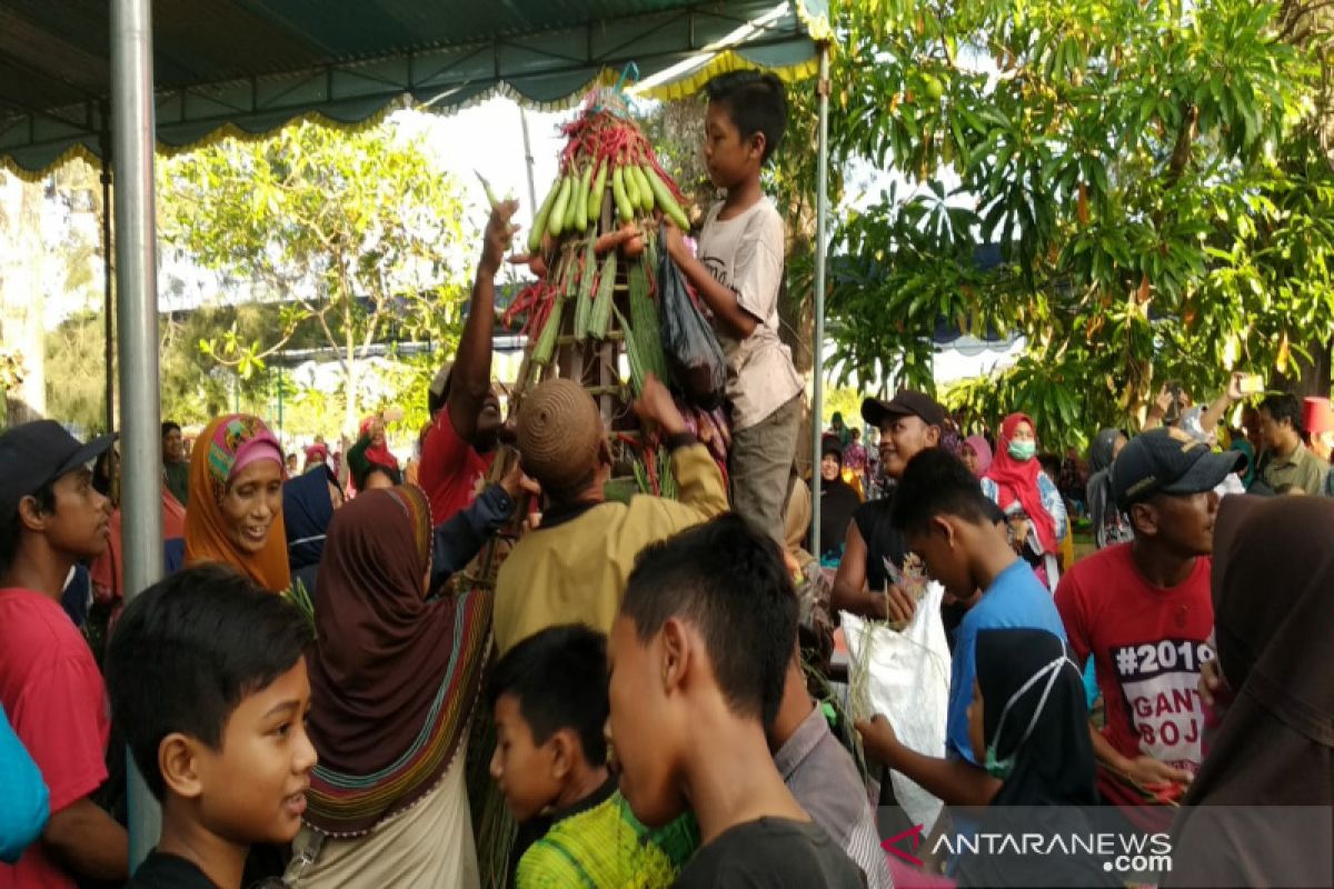 Ratusan warga Kulon Progo berebut belasan gunungan Nyadranan Agung