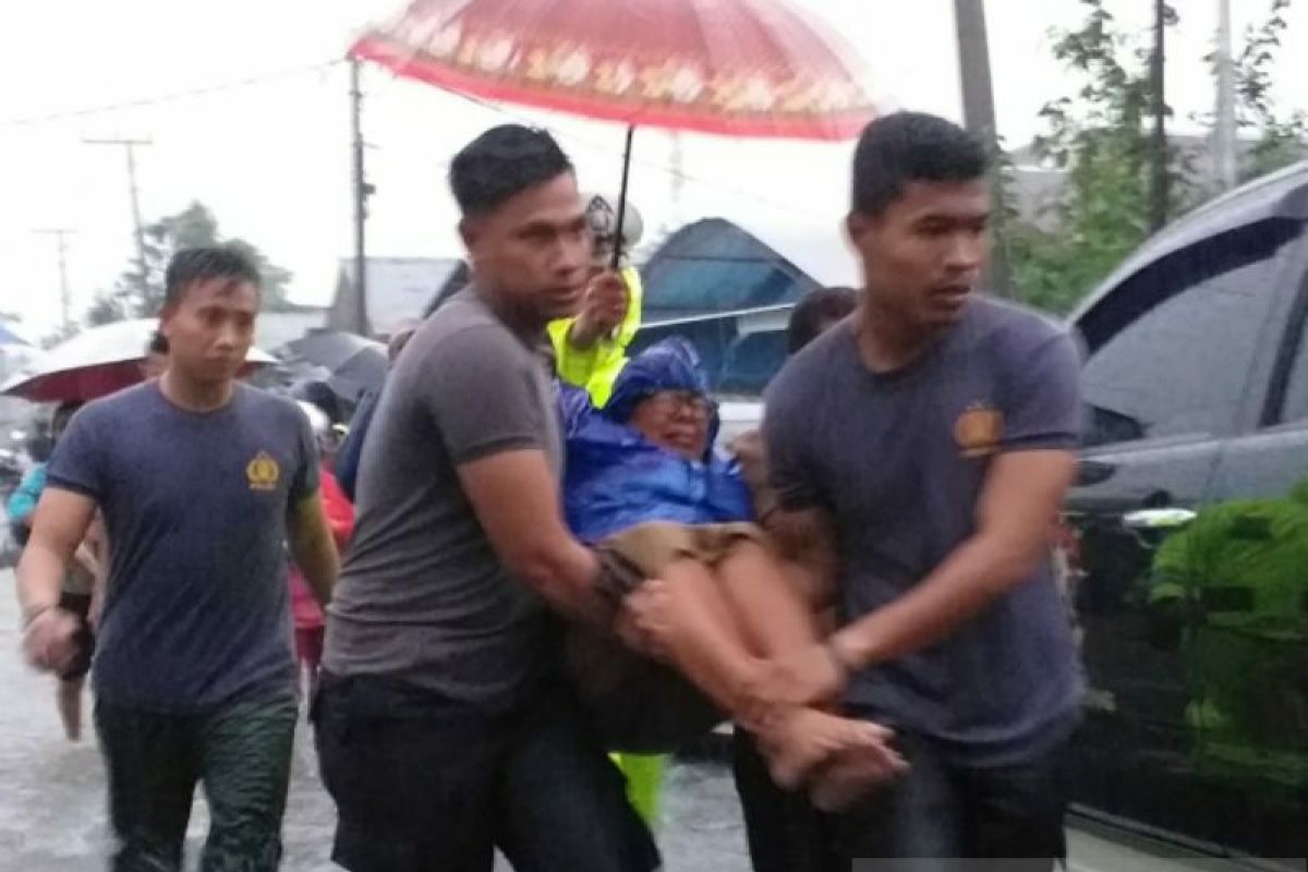 Personel TNI-Polri bantu evakuasi korban banjir di Belitung