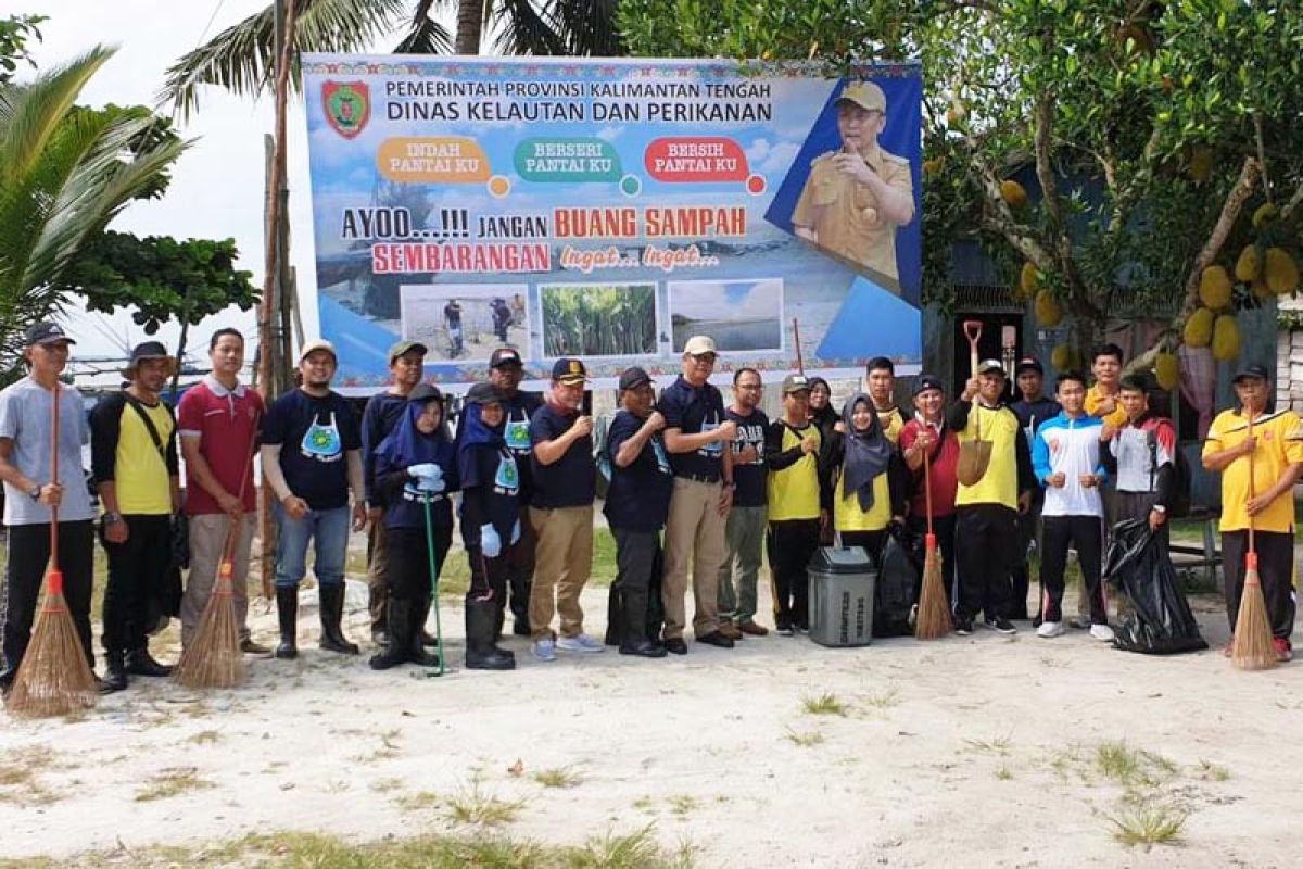 DKP Kalteng bersihkan dan tanam mangrove di Kotawaringin Barat