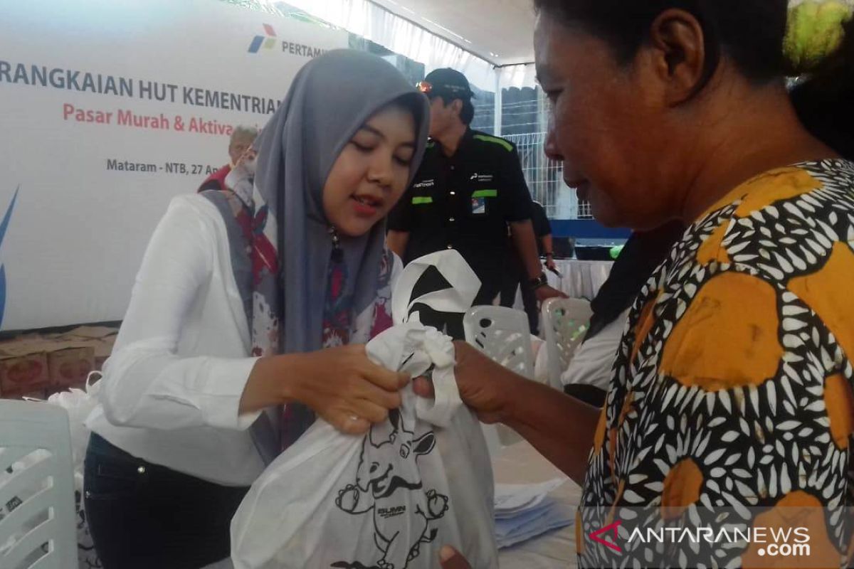 Pertamina salurkan 3.000 paket sembako di Mataram