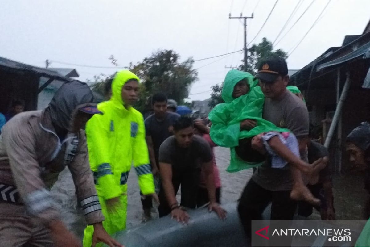 Petugas evakuasi korban banjir