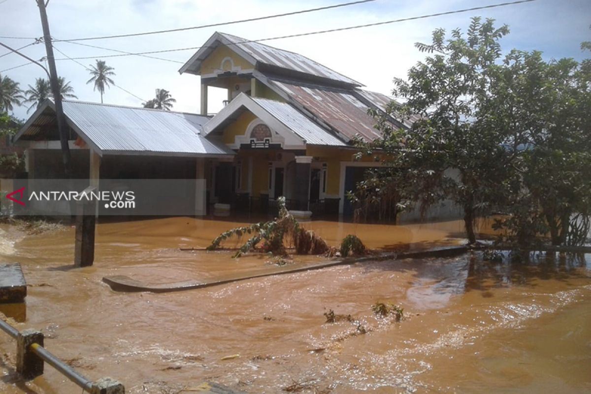 Puluhan ternak kambing mati terendam banjir di Kepahiang