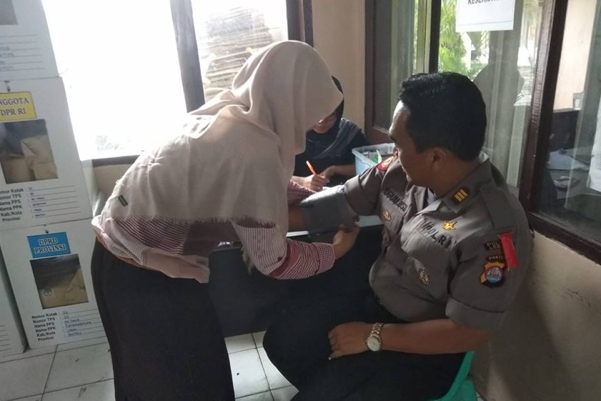 Petugas medis cek kesehatan petugas PPK