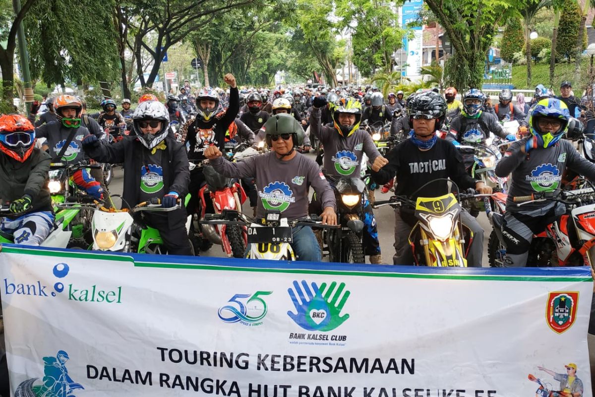 Gubernur dan komunitas motor Banjarmasin meriahkan HUT Bank Kalsel