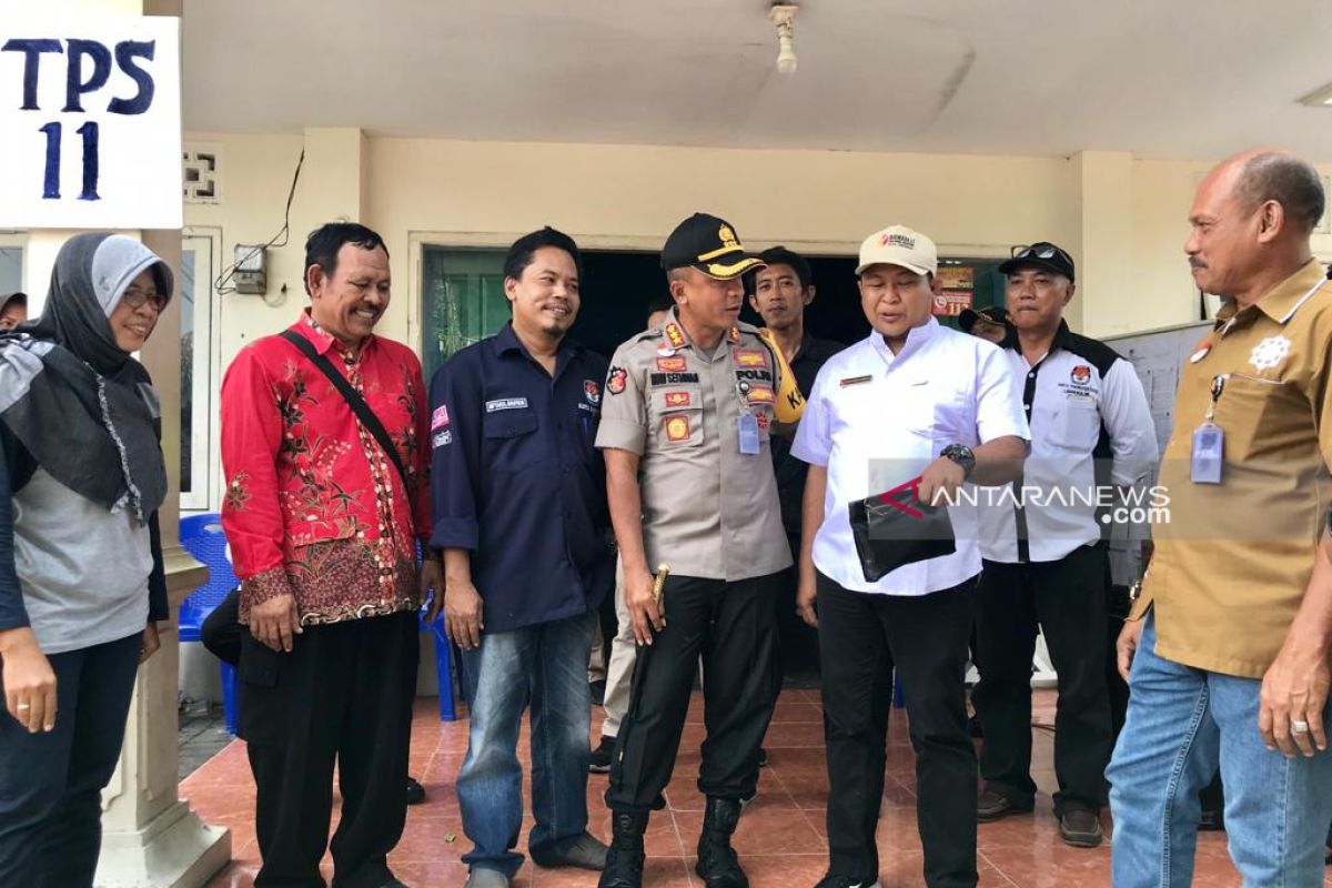 Rekapitulasi akhir kecamatan Lakarsantri tunggu TPS PSU (Video)