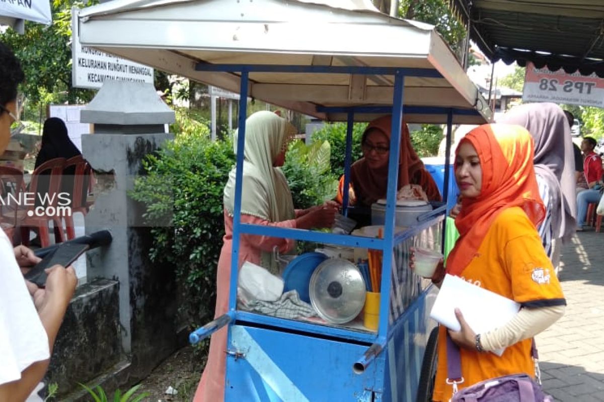 Warga Rungkut Menanggal Surabaya nikmati makanan gratis usai PSU