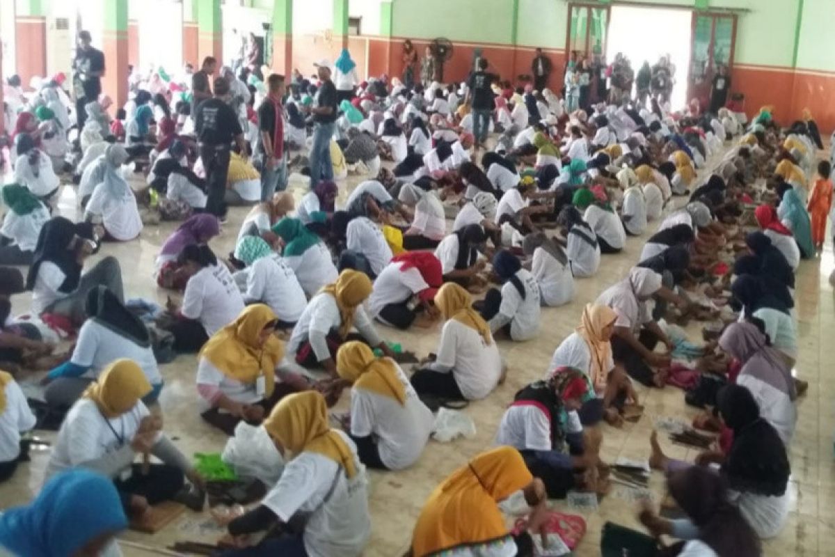 507 perempuan pengukir di Jepara catat rekor Muri