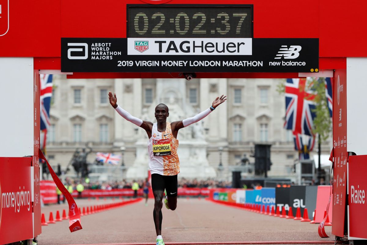Pelari Kenya Kipchoge juarai London Marathon