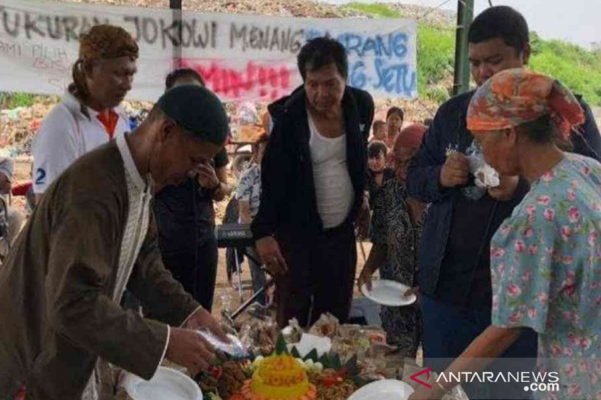 Pemulung TPA Burangkeng Bekasi syukuran atas kemenangan Jokowi