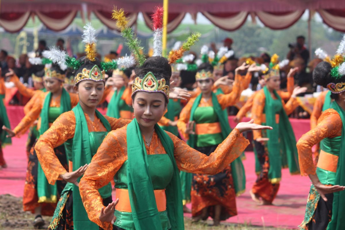 Ribuan mayang rontek warnai festival budaya Majapahit