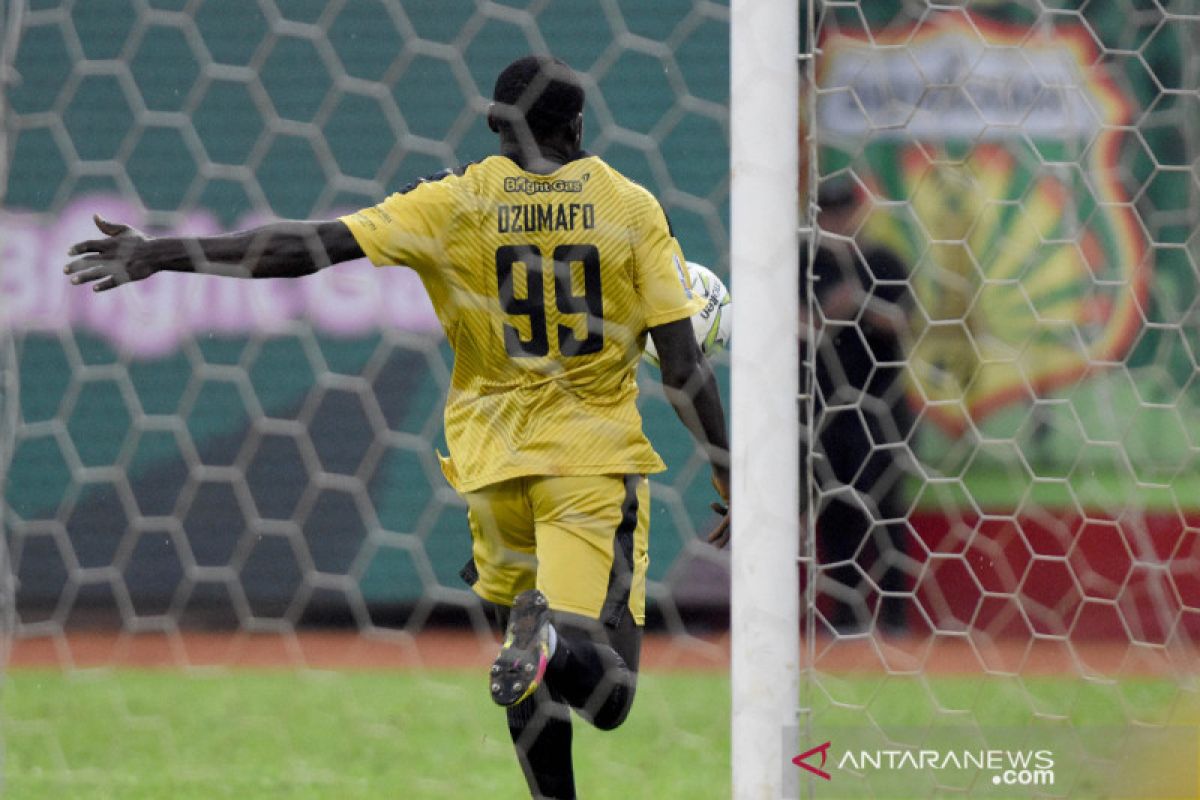 Herman Dzumafo bawa Bhayangkara FC imbang 1-1 dengan Persija