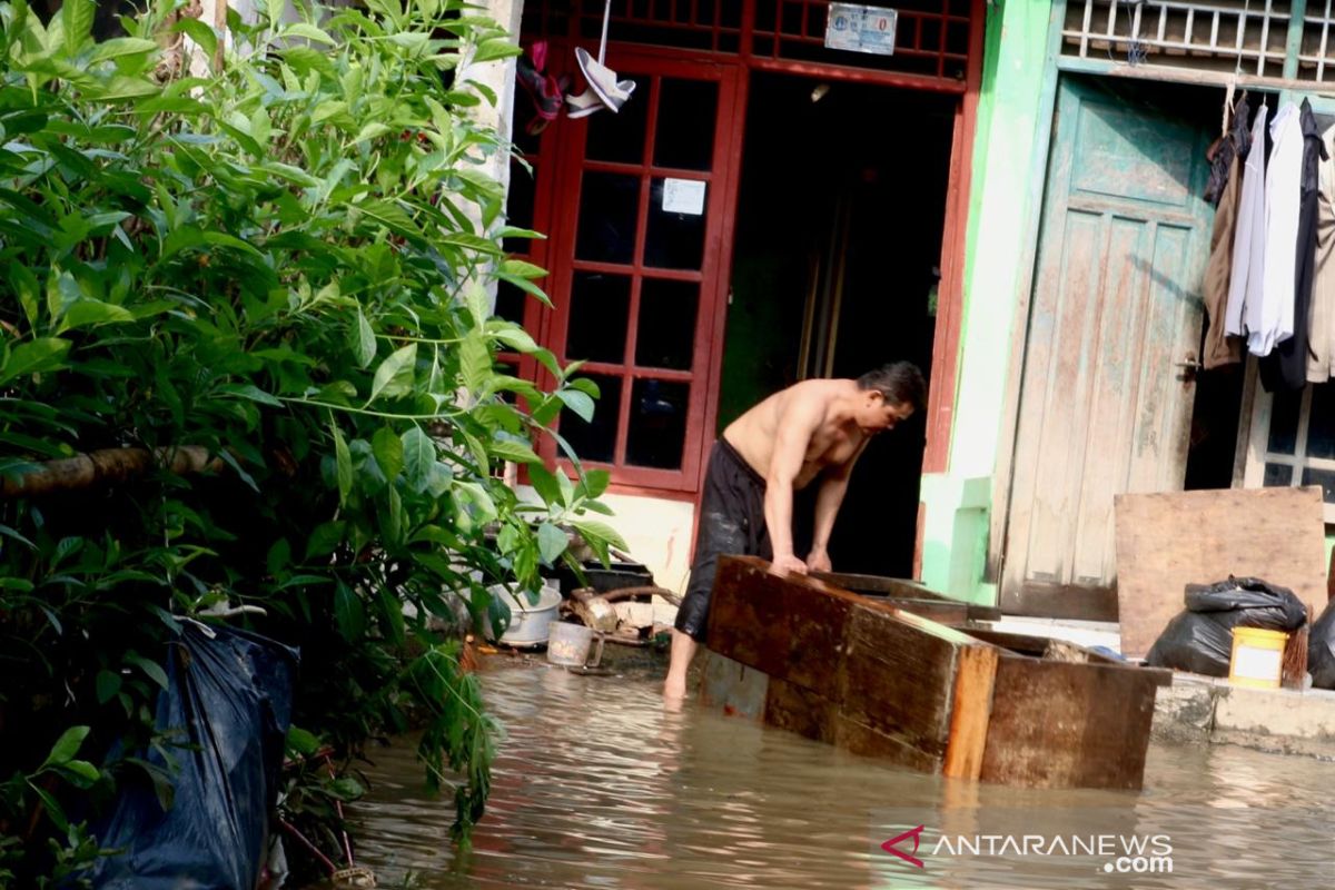 Minggu sore banjir masih merendam Kembangan Utara