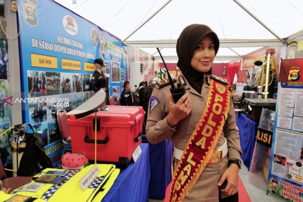 Peringatan Hari Kartini, Polwan sulap suasana layanan SIM dan Samsat keliling jadi unik