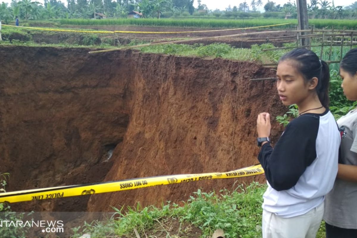 Waduh, luas lubang raksasa di Kadudampit Sukabumi makin membesar