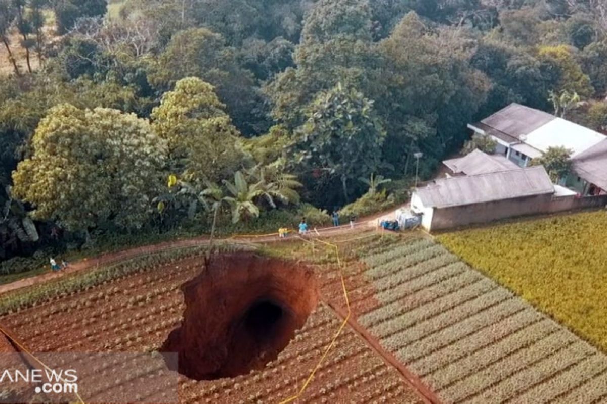 Lubang raksasa muncul tiba-tiba  di Kadudampit Sukabumi