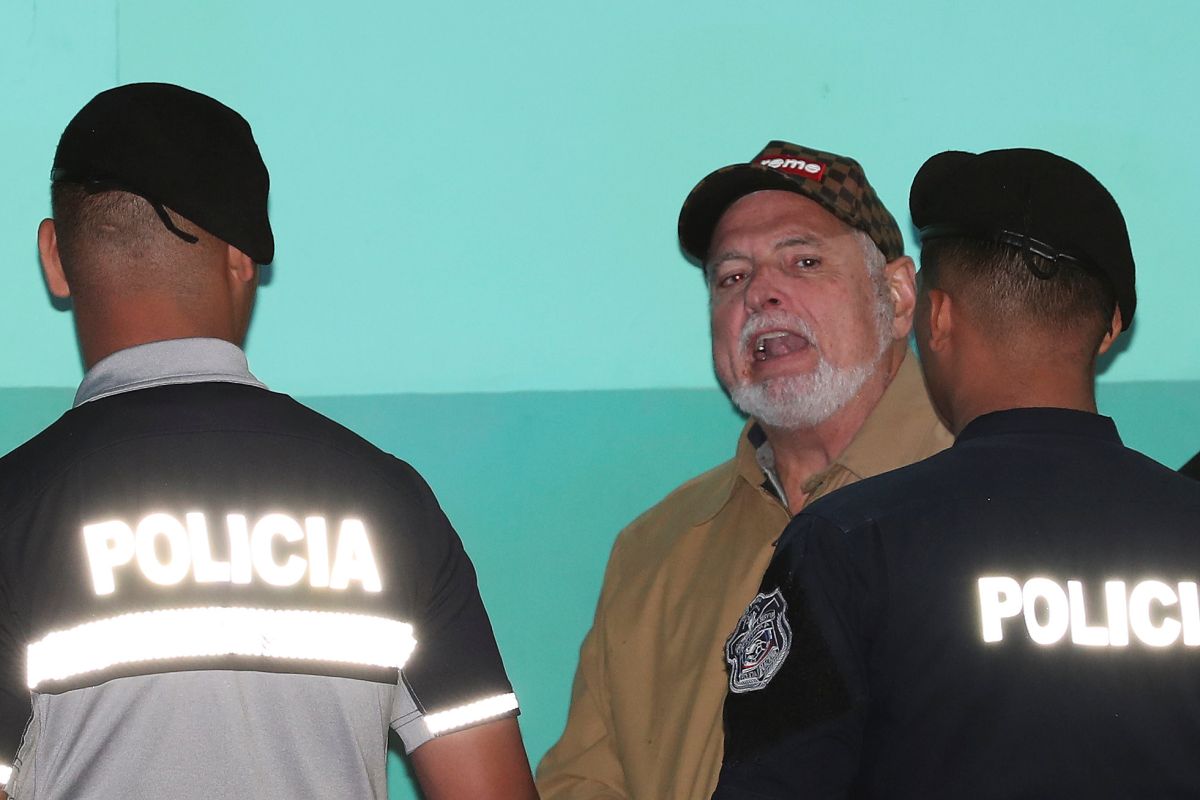 Permintaan otoritas AS, pesawat mantan presiden Panama ditahan