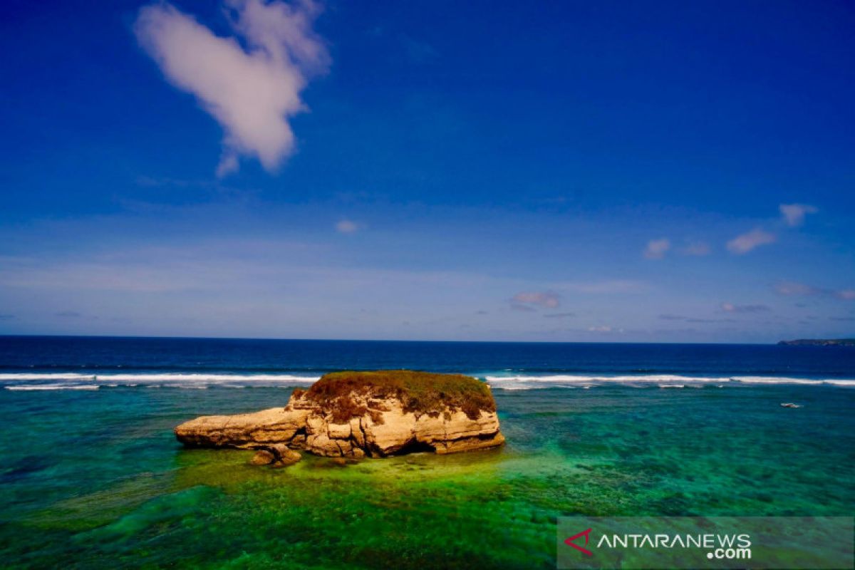 Lewat jalan "neraka" ke Pantai Surga