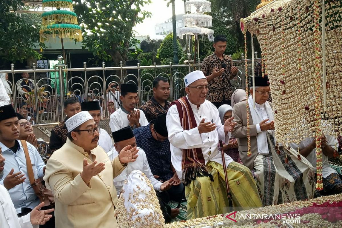 Ma'ruf Amin visits the tomb of Sunan Ampel