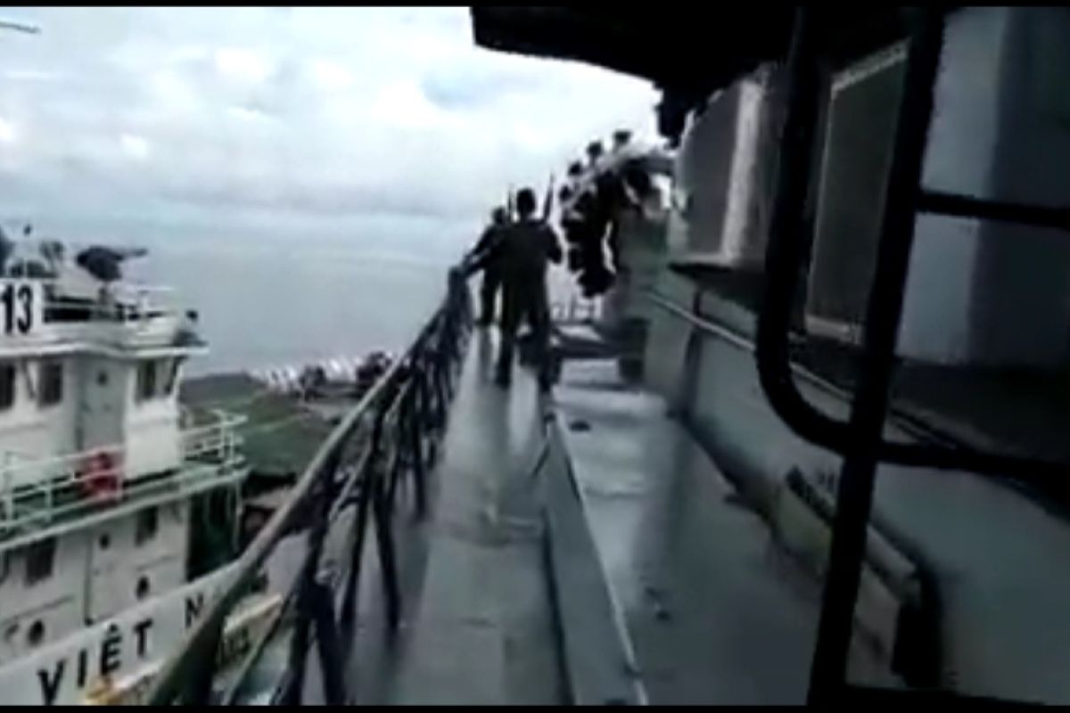 Kapal TNI-AL berbenturan dengan kapal Vietnam