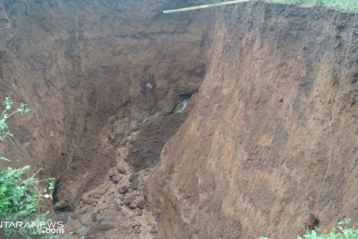 Underground river activity creates massive hole in Sukabumi