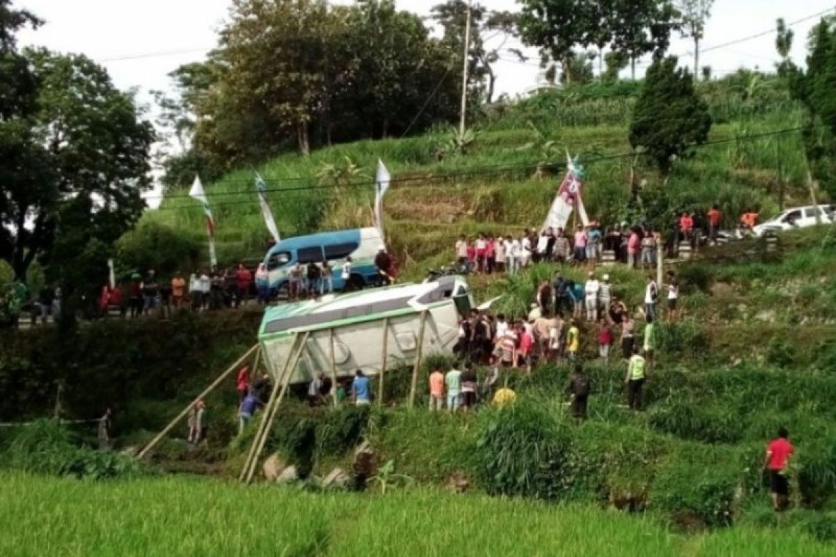 Mobil wisatawan terguling di Sarangan Magetan, seorang penumpang tewas