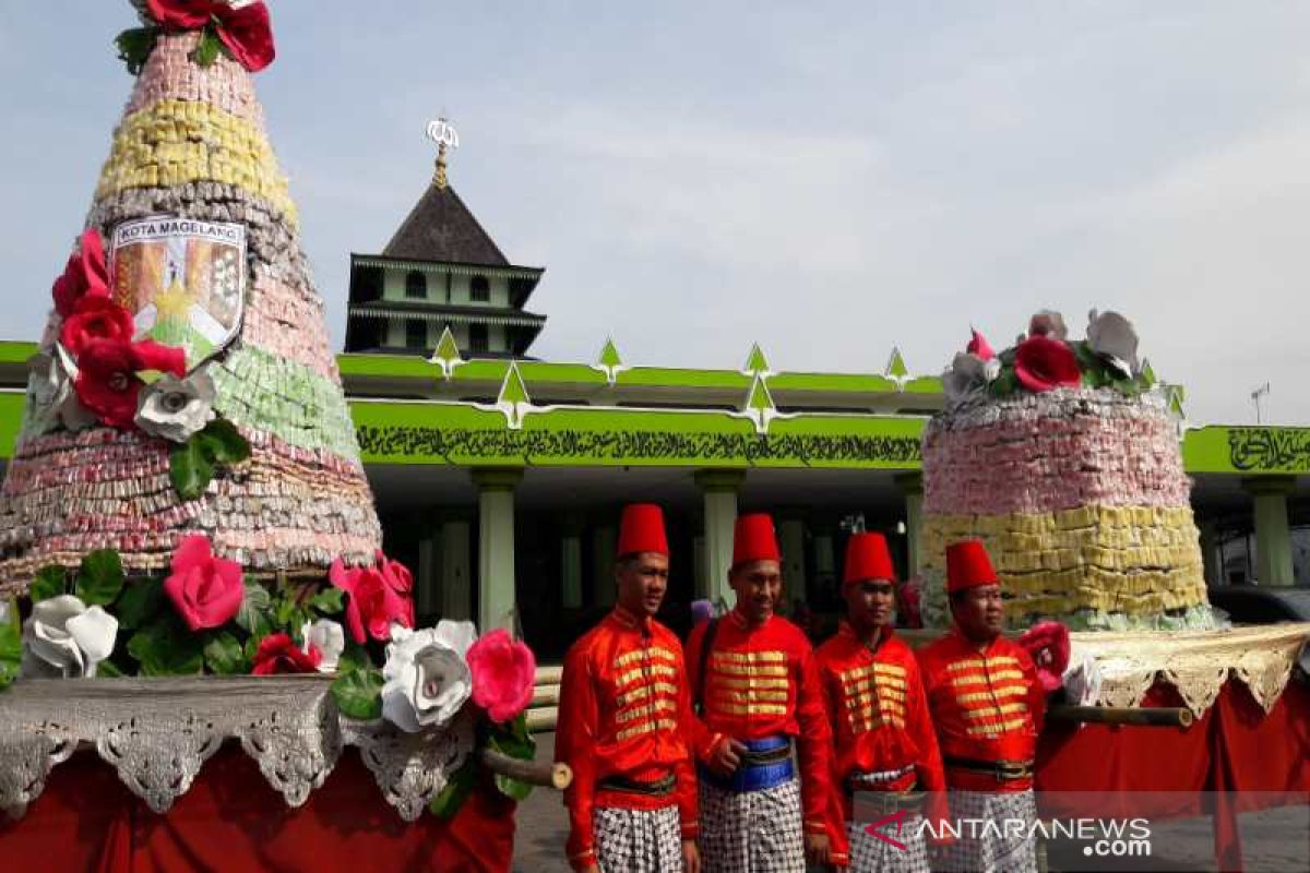 Tradisi Gerebek di Malang serbu dua kuintal getuk