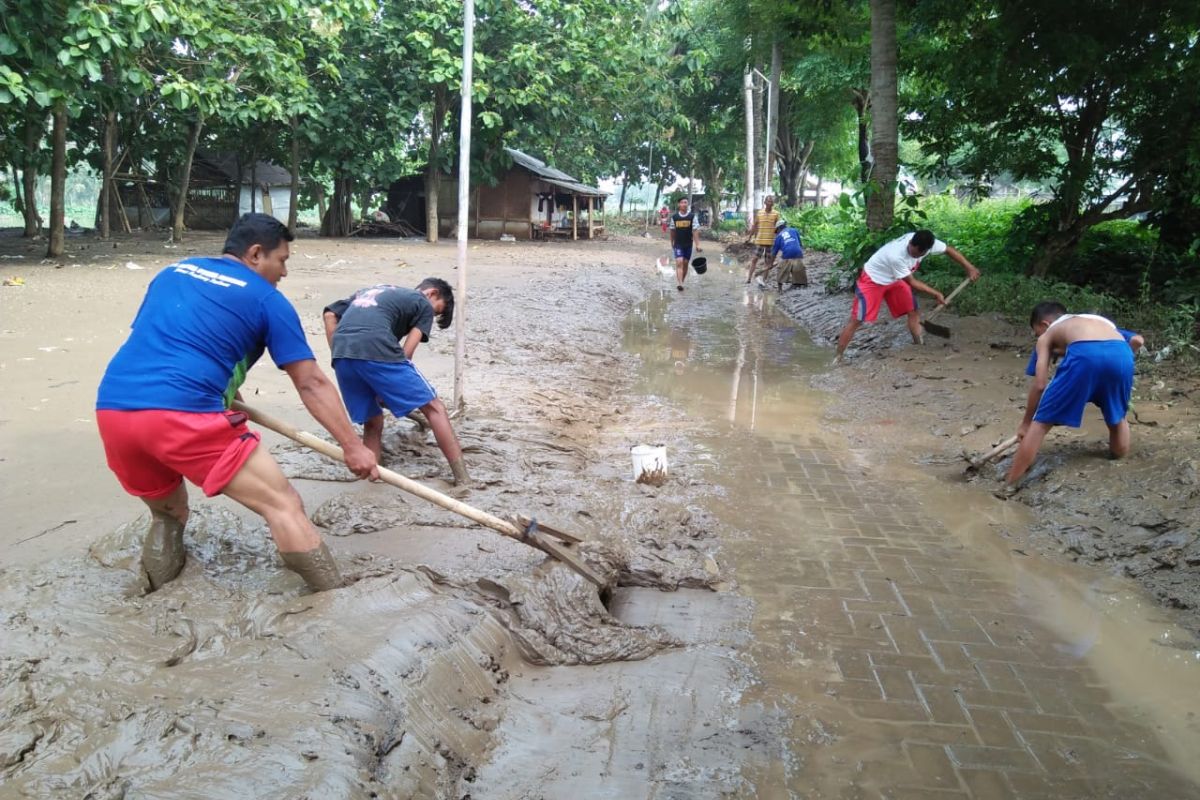 Banjir Tangerang surut sisakan lumpur di rumah warga