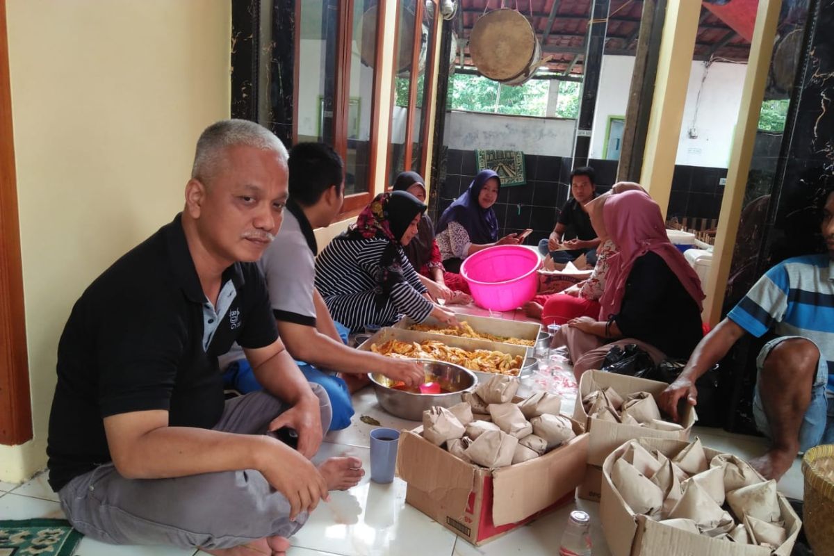 Posko banjir Tangerang bagikan 3.000 nasi bungkus per hari