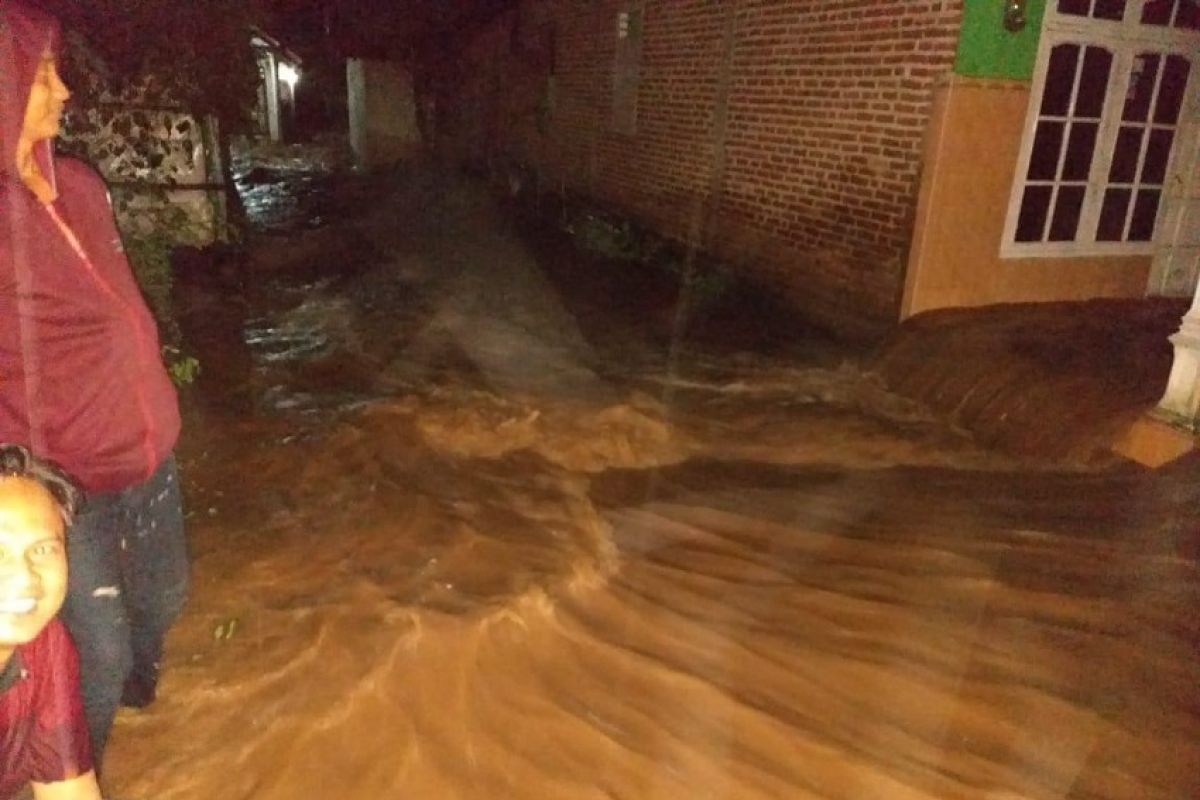 BPBD Kabupaten Kediri tangani tanggul jebol akibat banjir