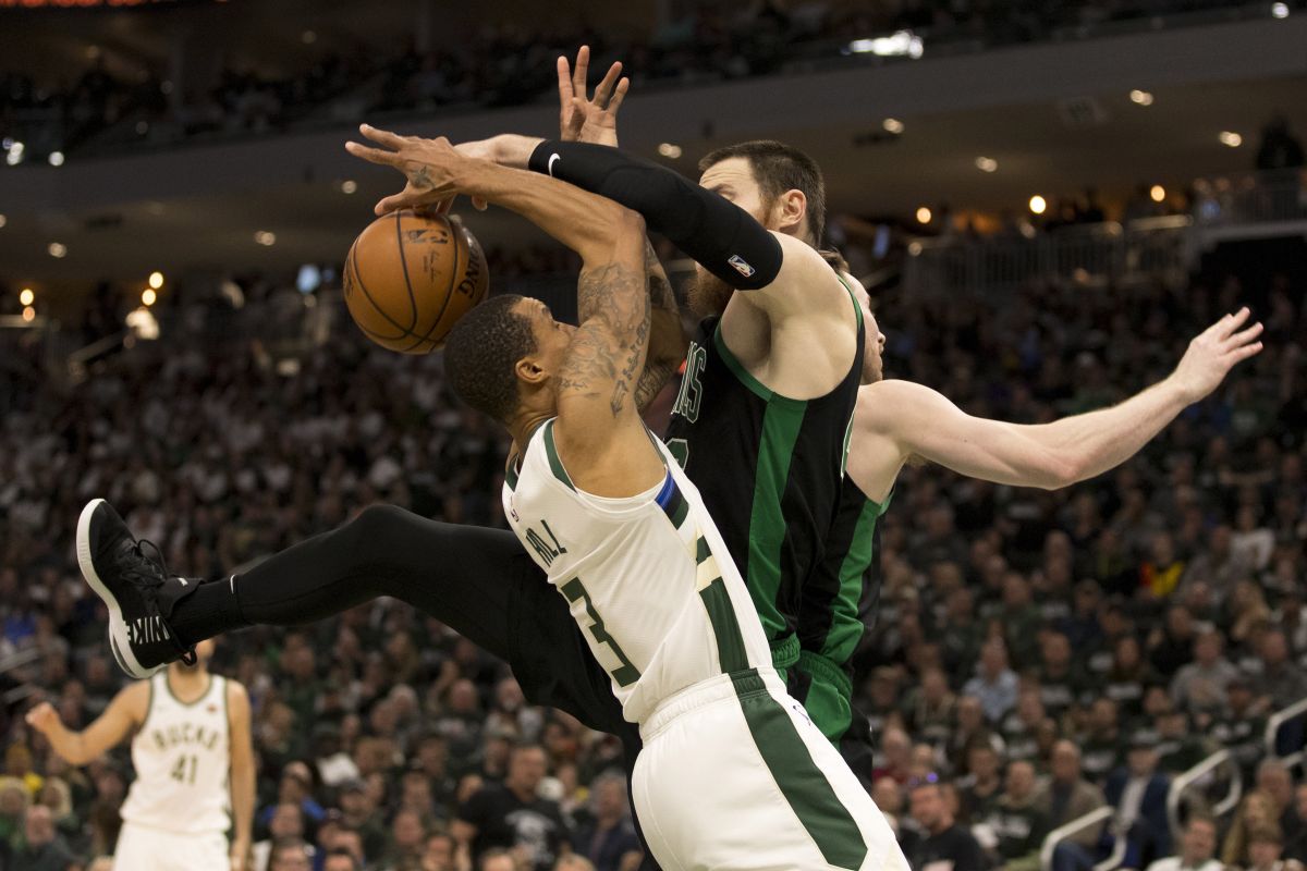 Celtics bungkam tuan rumah Bucks 112-90