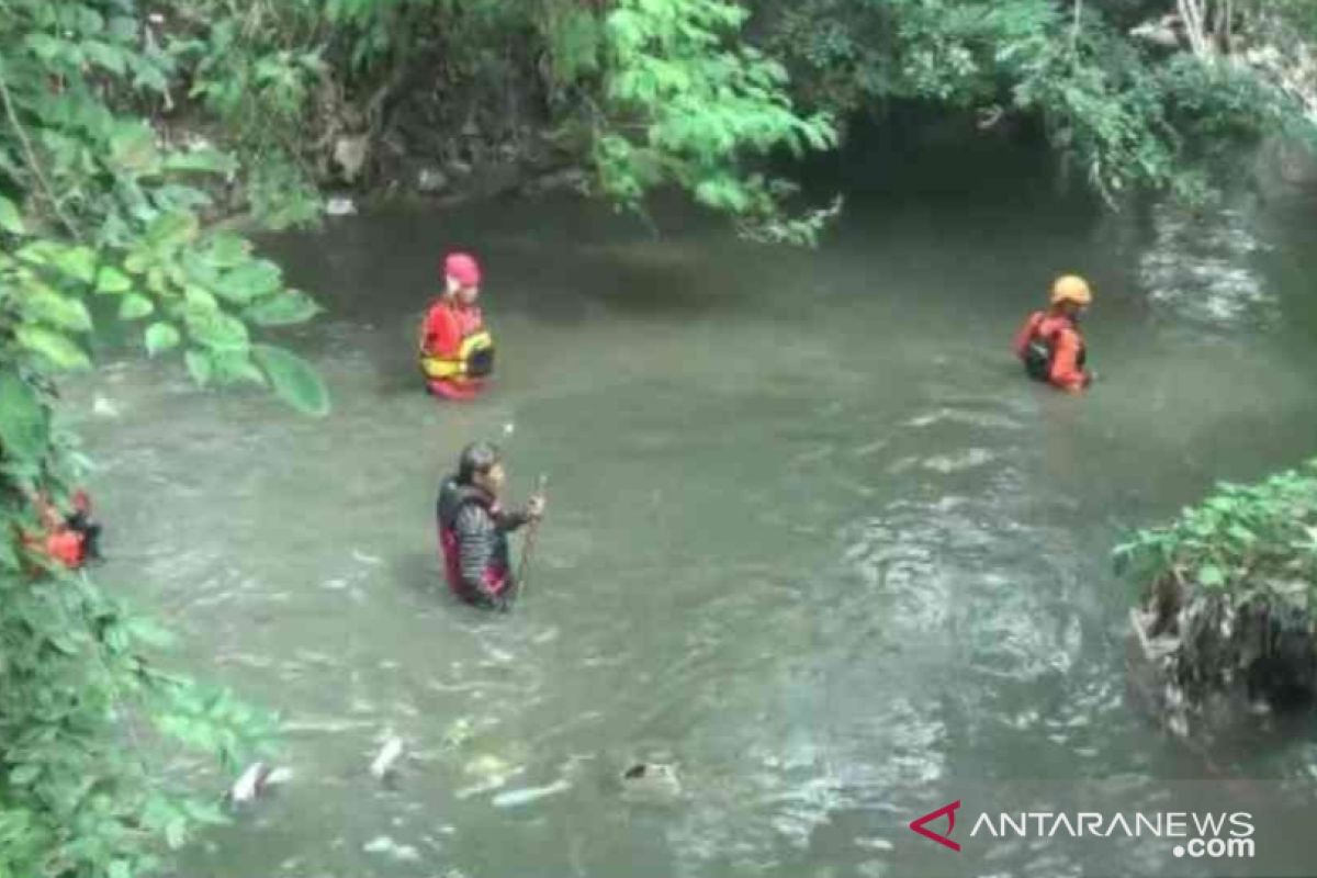 Ebil, pelajar kelas satu SD di Bekasi hilang terbawa arus Sungai Jambe