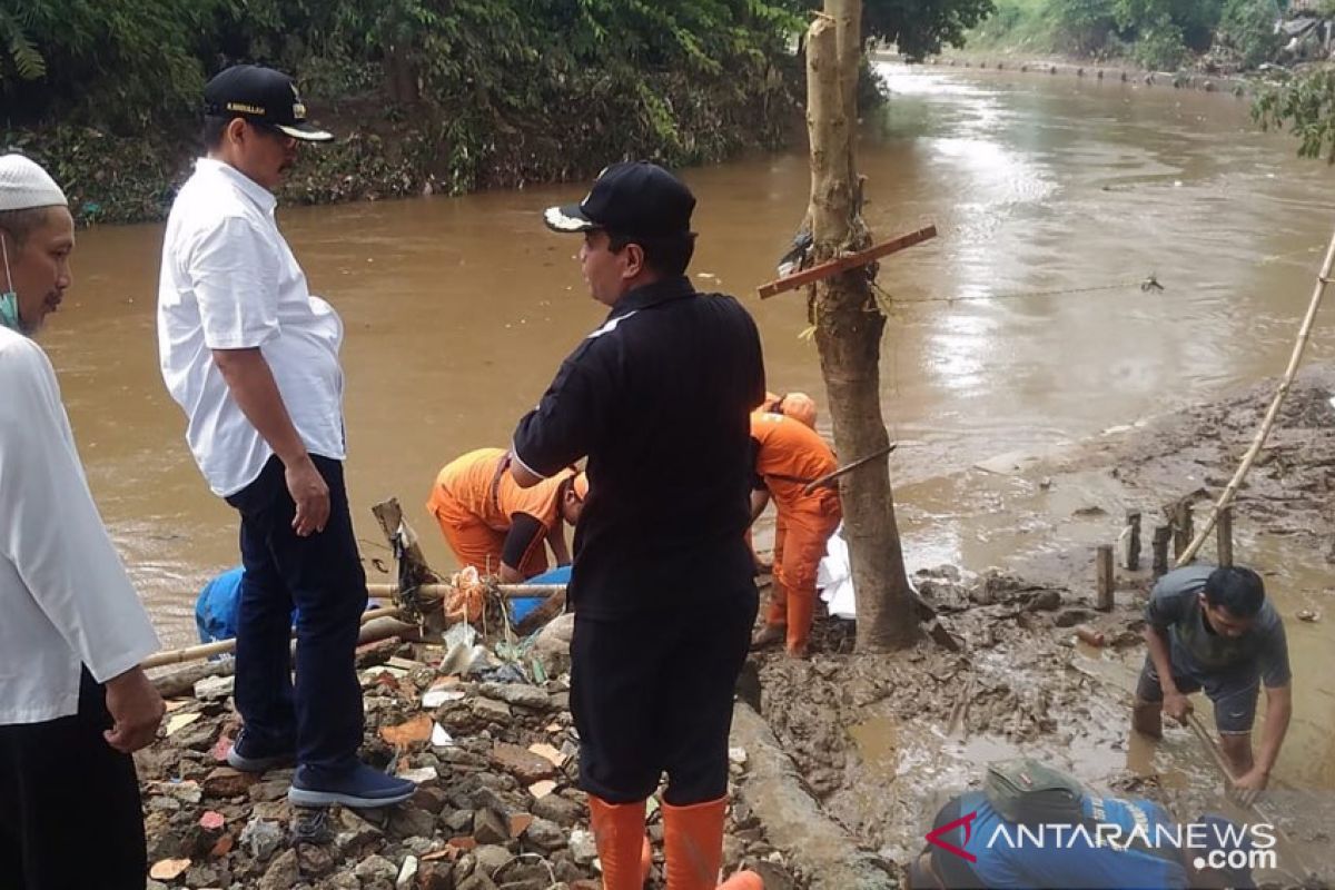 Petugas bersihkan lumpur di lokasi banjir Jakarta