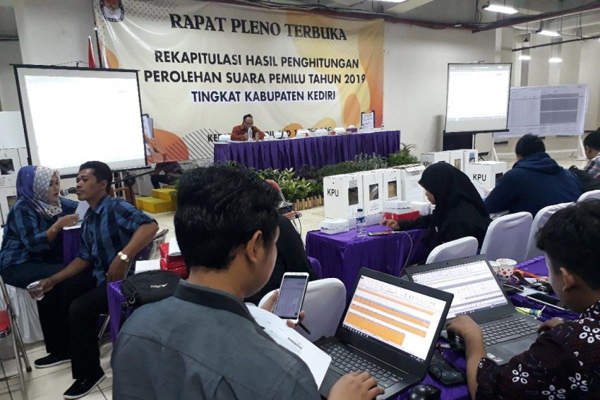 KPU Kediri jadwalkan rekapitulasi suara delapan kecamatan