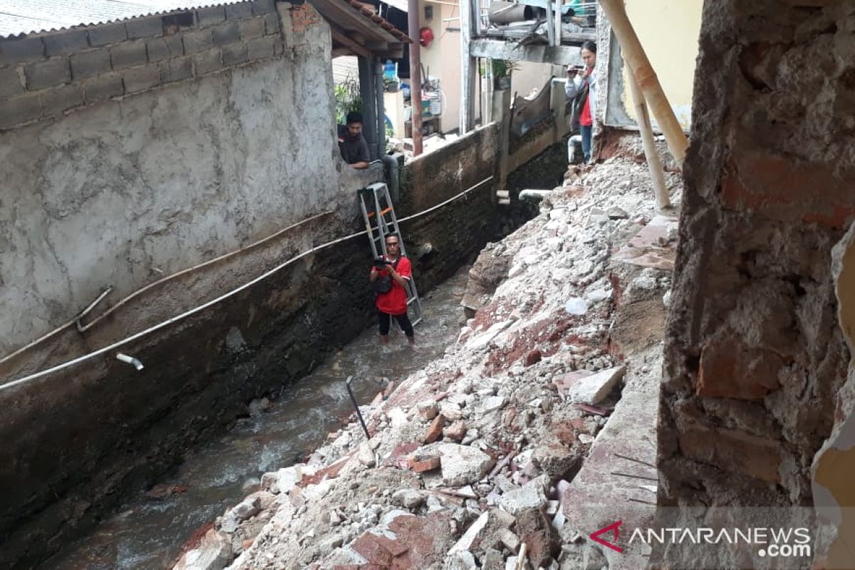 Tembok rumah ambruk di Pondok Labu diduga kena erosi tanah