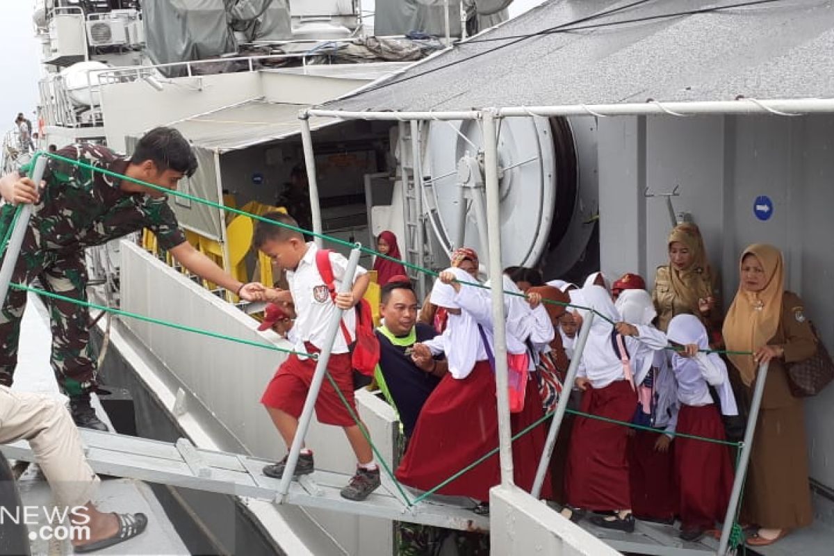 Ratusan siswa SD di Mamuju "serbu" KRI Pulau Rimau