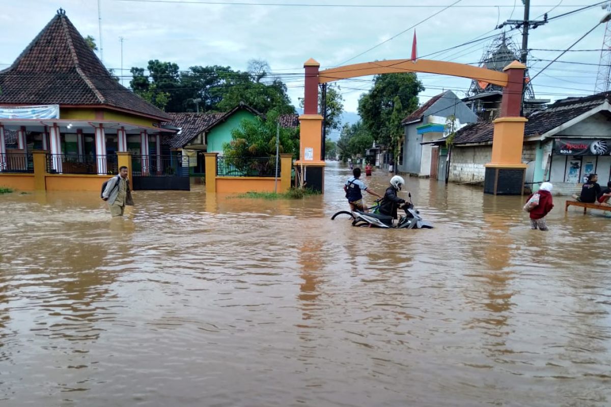 Jalur pantura di Pasuruan ditutup akibat banjir