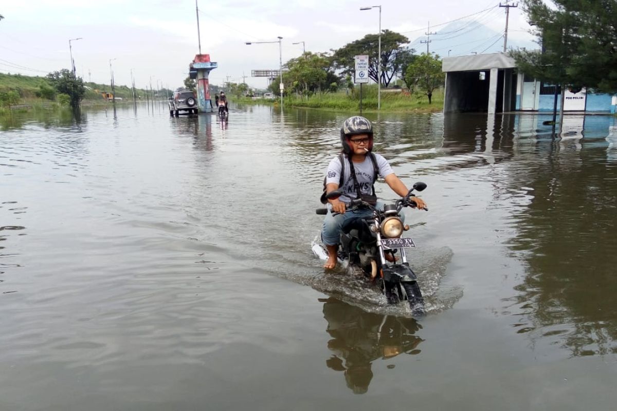 Raya Porong banjir, polisi alihkan jalur kendaraan