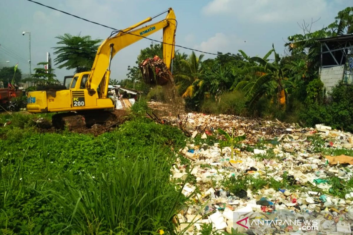 200 ton sampah dikeruk dari Kali Baru Bojonggede