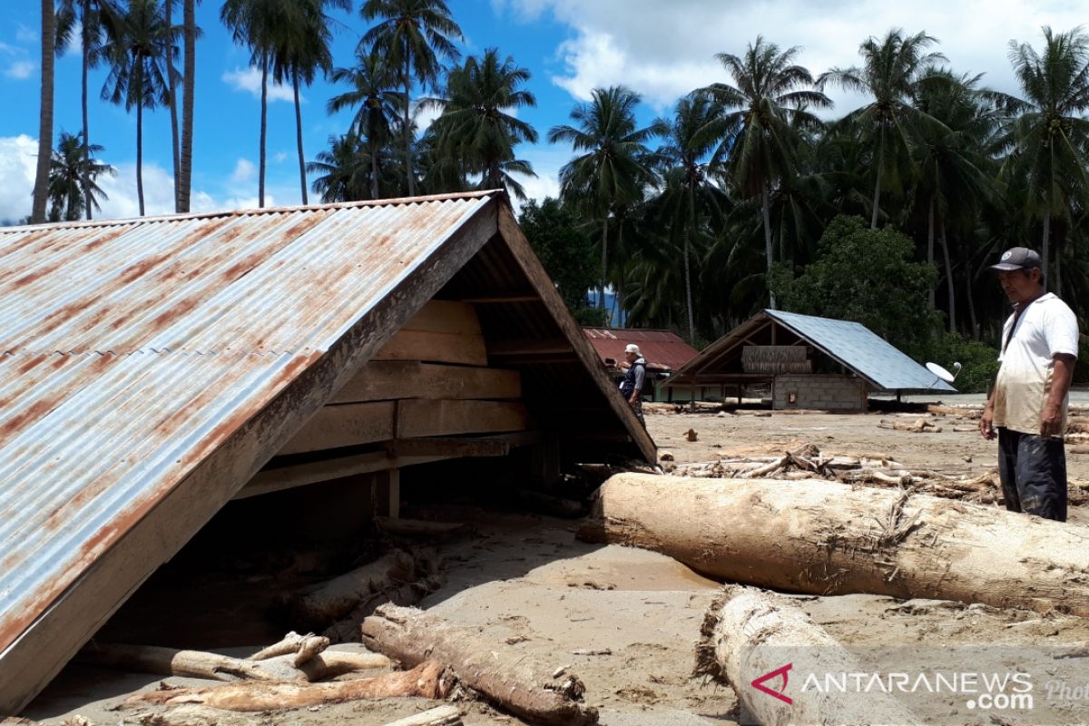 Akibat banjir di Sigi, puluhan rumah warga terkubur lumpur