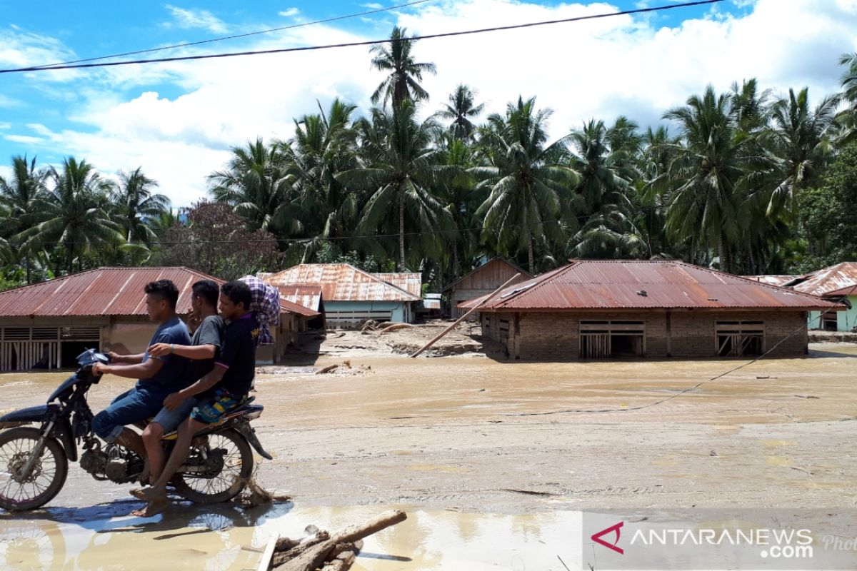 Banjir bandang hantam Pasangkayu, delapan wartawan dilaporkan terjebak