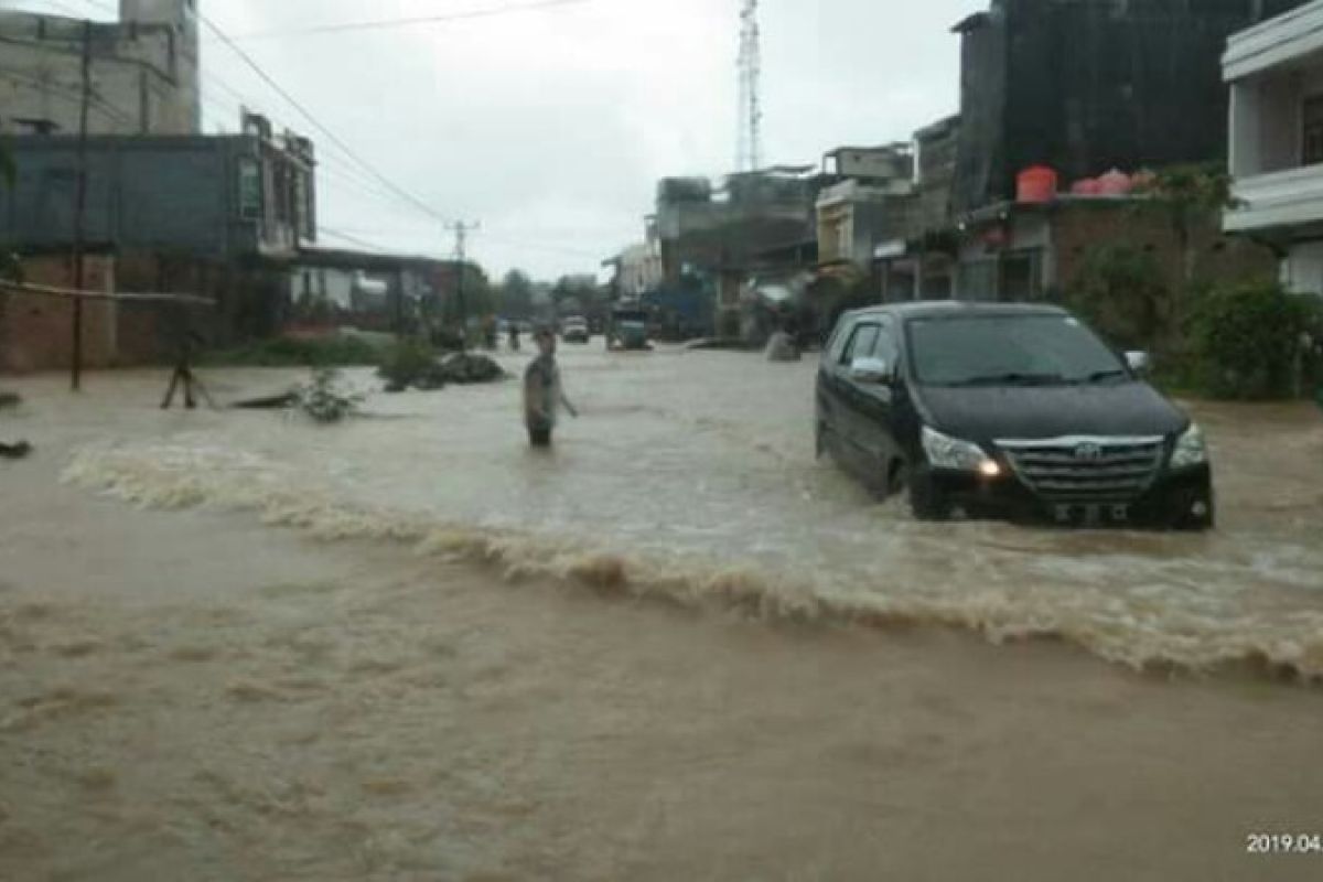 Jalan Trans Sulawesi putus terendam banjir