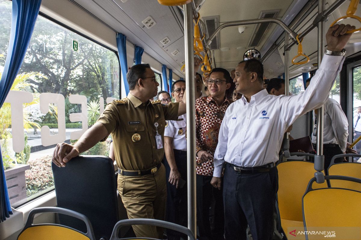 Gubernur DKI Anies Baswedan lakukan uji coba bus listrik dari Transjakarta