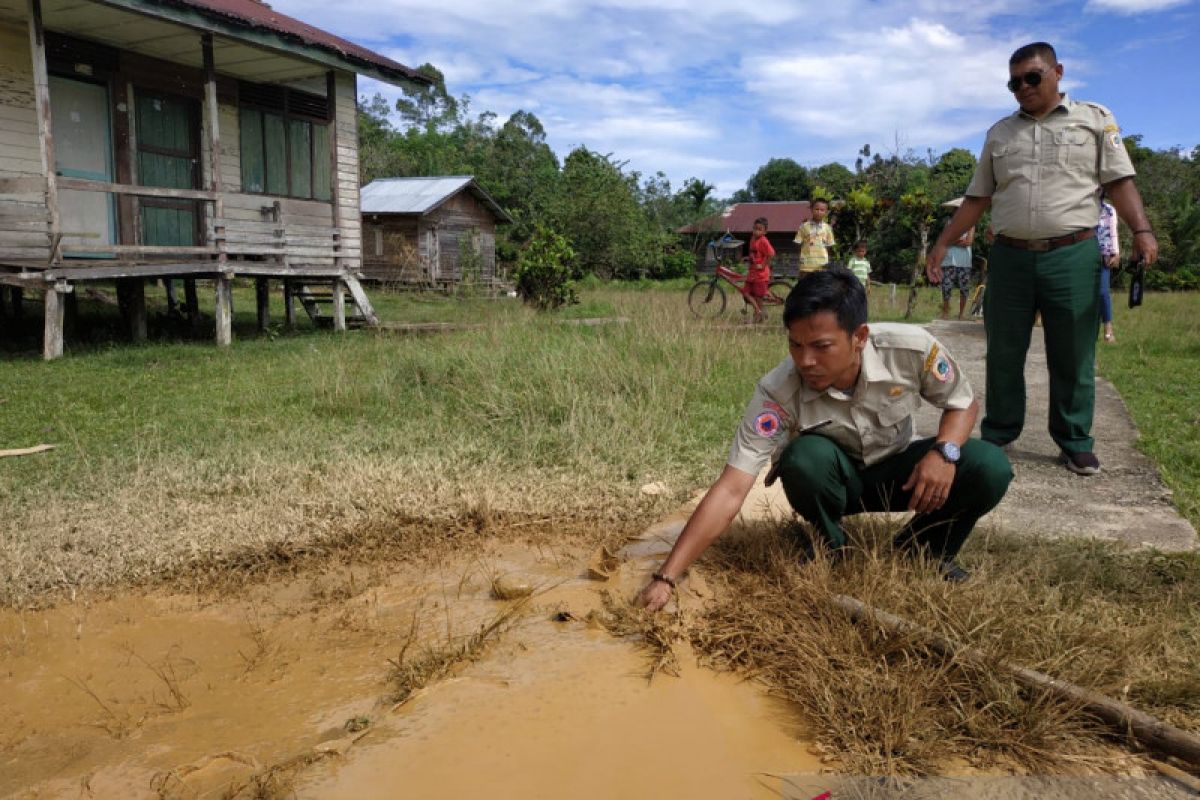 Sebelum lumpur menyembur, asap keluar dari tanah di Kapuas Hulu