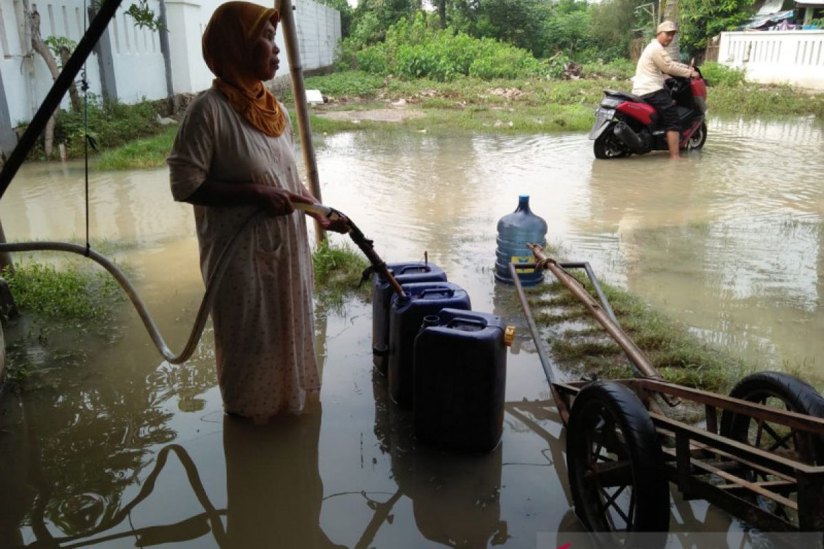15.000 liter air bersih dikirimkan PDAM pascabanjir di Teluk Naga