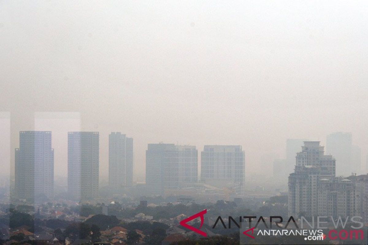 Anies ancam tutup pabrik yang keluarkan asap lebihi ambang batas