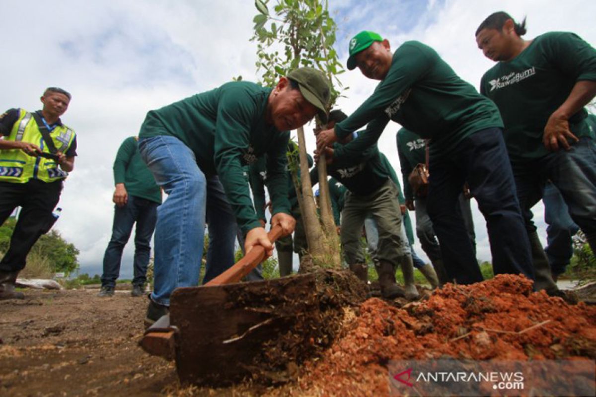 Regent Tapin commemorates Earth Day by planting trees