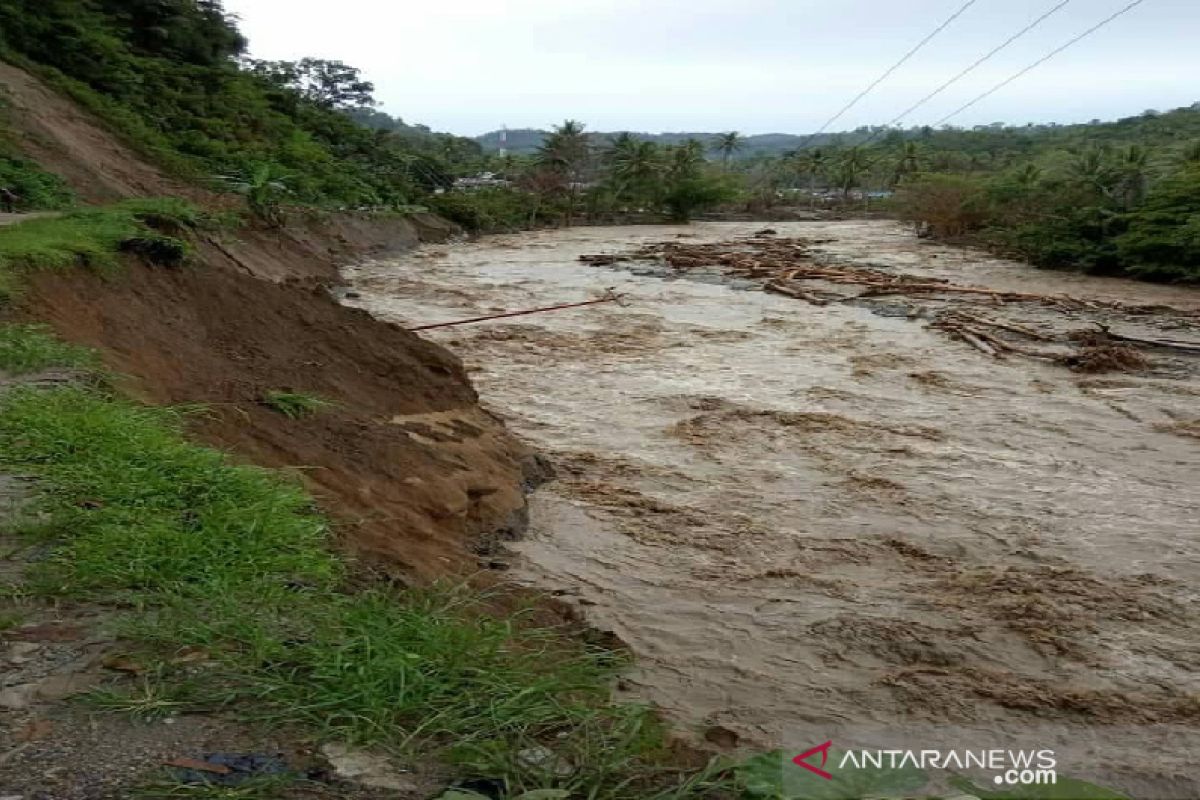 Korban banjir Sigi susuri kebun kakao akibat jalan putus total