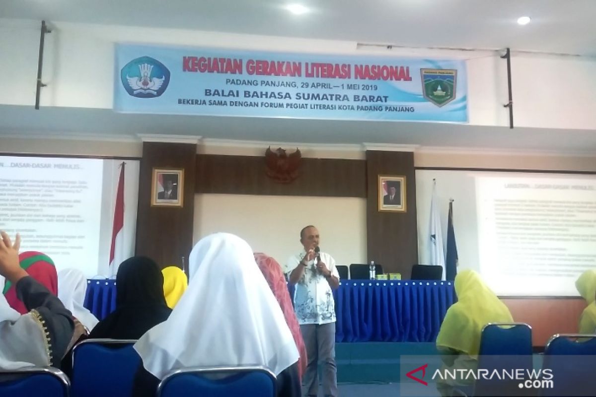 Balai Bahasa Sumbar latih menulis pegiat literasi Padang Panjang