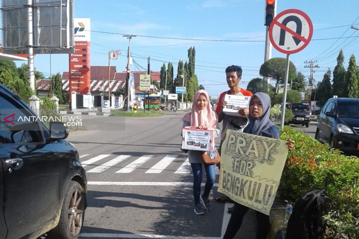 Sejumlah pemuda Mukomuko galang dana untuk korban banjir