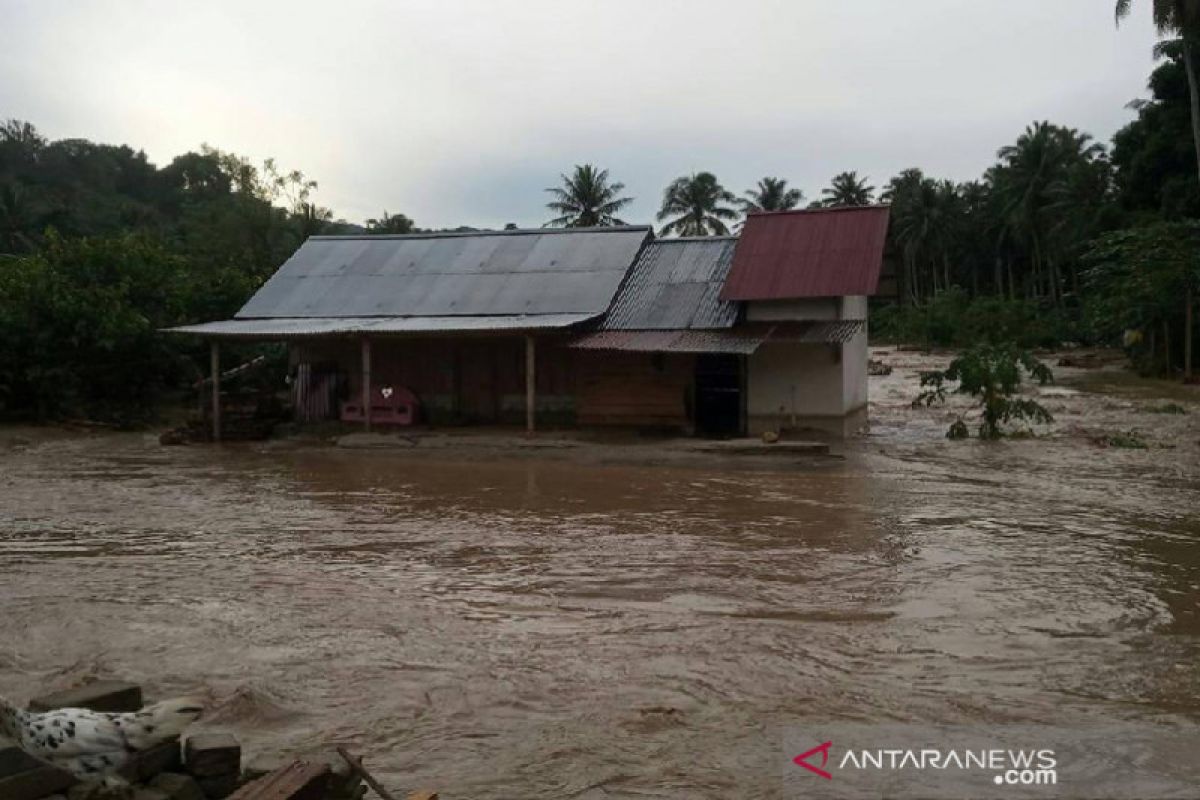 Empat kecamatan di Sigi terisolir akibat jalan putus diterjang banjir
